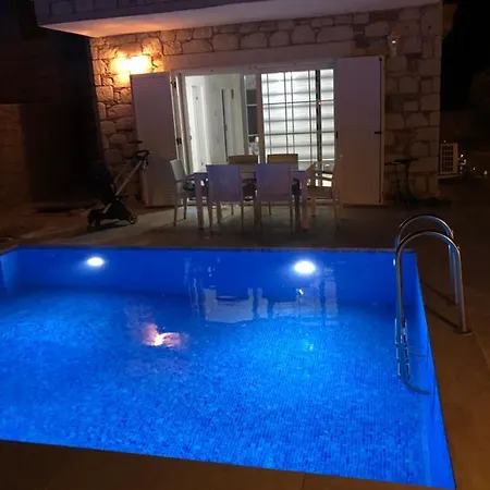 Alacati Yali Mah Oezel Havuzlu Villa *